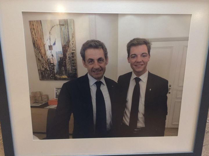 Une photo de&nbsp;Nicolas Sarkozy et&nbsp;Stéphane Sieczkowski-Samier, dans le bureau de ce dernier.&nbsp; (KOCILA MAKDECHE / FRANCEINFO)