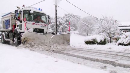 Neige et verglas : les intempéries sèment le chaos sur les routes (France 2)