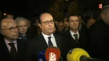 "Nous allons mener le combat, il sera impitoyable", a déclaré François Hollande près de la salle du spectacle du Bataclan où au moins 80 personnes ont été tuées.
"Parce que quand des terroristes sont capables de faire de telles atrocités, ils doivent être certains qu'il y aura en face d'eux une France déterminée, une France unie, une France rassemblée et une France qui ne se laissera pas impressionner même si aujourd'hui elle exprime une émotion infinie." Des "barbares" ont attaqué vendredi plusieurs lieux de la capitale "avec la volonté de tuer, de tuer le plus possible", a ajouté le chef de l'Etat, précisant que les auteurs de l'attaque contre le Bataclan avaient été tués.