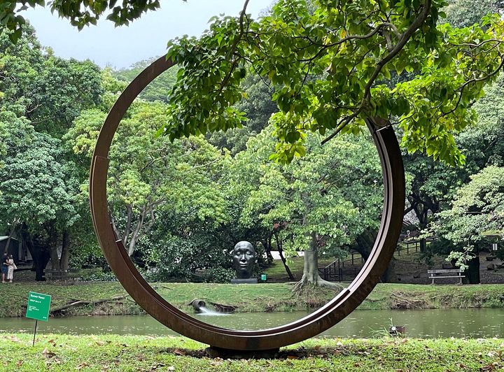 La sculpture monumentale de Bernar Venet au premier plan et l'œuvre "Virtual Yoona" de Catherine Ikar et Louis Fleri, au centre, dans le parc de l'Habitation Clément, en décembre 2024 (VALERIE GAGET / FRANCEINFO CULTURE)