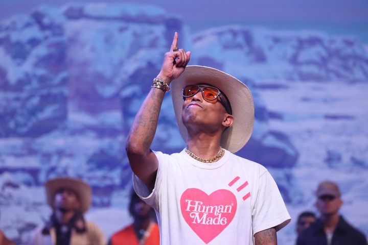 Pharrell Williams au final du défilé Louis Vuitton à la Paris Fashion Week le 16 janvier 2024. (ALAIN JOCARD / AFP)