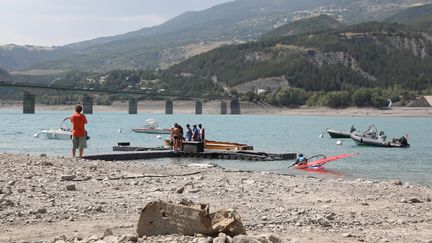 Le lac de Serre-Ponçon à un niveau anormalement bas à Savines-le-Lac (Hautes-Alpes), le 25 juillet 2022. (MAXPPP)