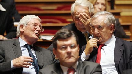 Le pr&eacute;sident du groupe UMP au S&eacute;nat, Josselin de Rohan, aux c&ocirc;t&eacute;s de Roger Romano et de l'ancien Premier ministre Jean-Pierre Raffarin, le 2 octobre 2007 au S&eacute;nat. (THOMAS COEX / AFP)