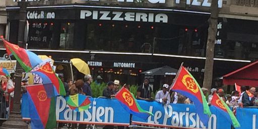 Supporters érythréens sur les Champs-Elysées à Paris le 26 juillet 2015h (FTV - Laurent Ribadeau Dumas)