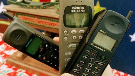 Divers téléphones portables à offrir en cadeau à Noël 1996. (MYCHELE DANIAU / AFP)