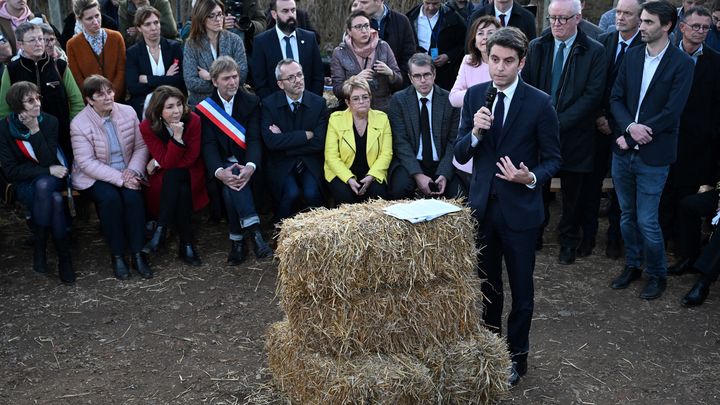 Gabriel Attal, alors Premier ministre, lors d'une visite d'une ferme de Montastruc-de-Salies (Haute-Garonne), le 30 janvier 2024. (MIGUEL MEDINA / AFP)