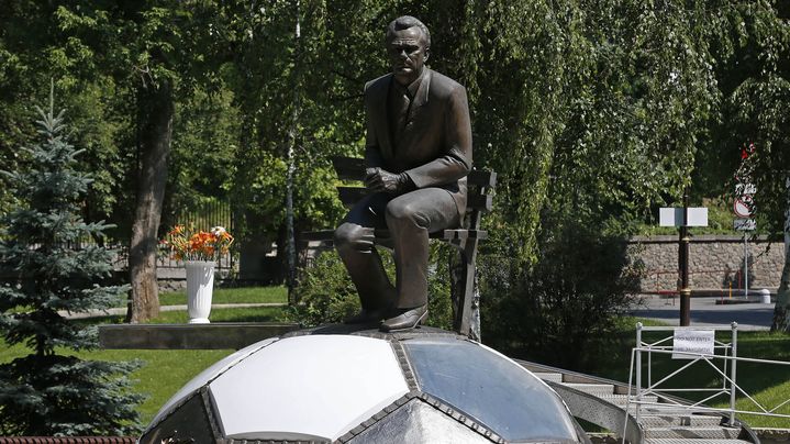 La statue de Valeri Lobanovski, l'entra&icirc;neur l&eacute;gendaire du Dynamo Kiev, devant le stade qui porte d&eacute;sormais son nom.&nbsp; (EDDIE KEOGH / REUTERS)