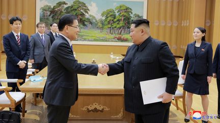 Le leader nord-coréen, Kim Jong-un (à dr.), serre la main du conseiller sécurité du président sud-coréen, Chung Eui-yong, le 6 mars 2018, à Pyongyang (Corée du Nord). (KCNA / REUTERS)