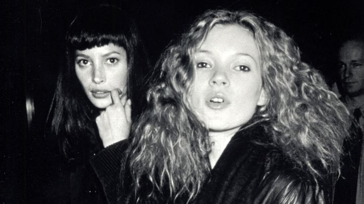 Christy Turlington (G) et Kate Moss, &agrave; la premi&egrave;re du film "Philadelphia", &agrave; New York (Etats-Unis), le 16 d&eacute;cembre 1993. (RON GALELLA / GETTY IMAGES)