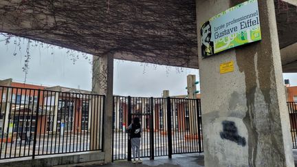 Devant le lycée professionnel Gustave Eiffel d'Ermont (Val-d'Oise), les jeunes confient avoi reffectué des stages plus ou moins utiles. (THOMAS GIRAUDEAU / FRANCEINFO)