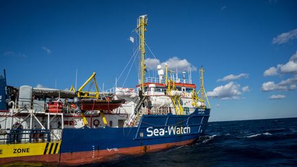 Le bateau de l'association allemande Sea Watch patiente au large de Malte depuis 17 jours, avec 32 migrants à son bord. (FEDERICO SCOPPA / AFP)