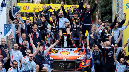 Sébastien Ogier et Julien Ingrassia célébrant leur 8e titre de champion du monde lors de leur arrivée après la dernière spéciale du rallye de Monza, dimanche 21 novembre 2021. (ENRIC FONTCUBERTA / EFE)