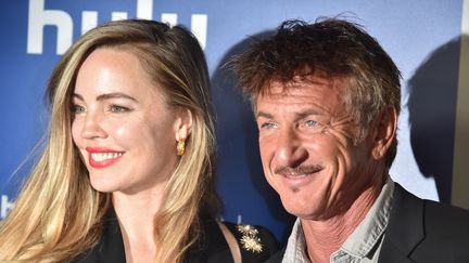 Melissa George et Sean Penn, acteurs de la série "The First" à Los Angeles (Californie), le 12 septembre 2018. (ROBYN BECK / AFP)