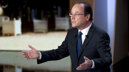 Fran&ccedil;ois Hollande, candidat PS &agrave; l'&eacute;lection pr&eacute;sidentielle, invit&eacute; sur TF1, le 27 f&eacute;vrier 2012. (FRED DUFOUR / AFP)