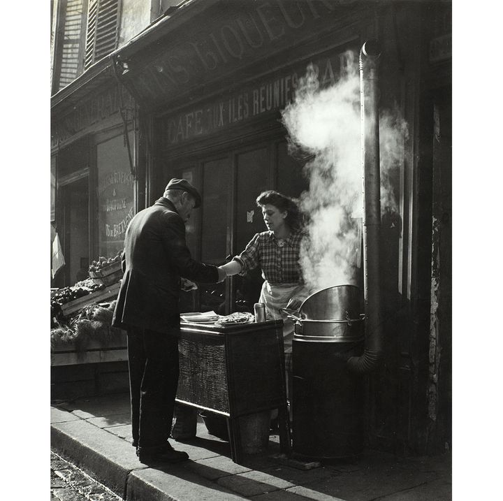 Sabine Weiss, "Marchande de frites", Paris, France, vers 1946-1948, Collection Centre Pompidou Paris
 (Centre Pompidou, MNAM-CCI/Philippe Migeat/ Dist. RMN-GP © Sabine Weiss)