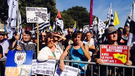 &nbsp; (Plusieurs milliers de manifestants ont entamé samedi après-midi à Nantes une nouvelle manifestation pour la "réunification" bretonne, le retour de la  Loire-Atlantique en Bretagne © Radio France / Hélène Lam Trong)