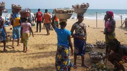 Marchandes de rue à Abidjan (AFP/Issouf Sanogo)