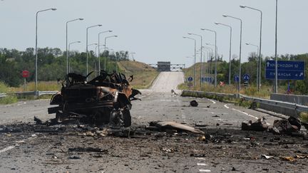 La route de l'a&eacute;roport de Louhansk, dans l'est de l'Ukraine, le 14 juillet 2014. (DOMINIQUE FAGET / AFP)