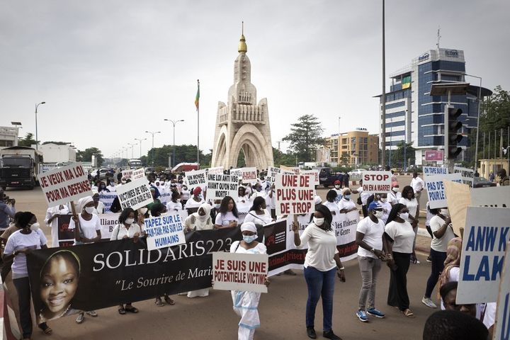 Manifestation le 26 septembre 2020 à Bamako au Mali contre les violences faites aux femmes. (MICHELE CATTANI / AFP)