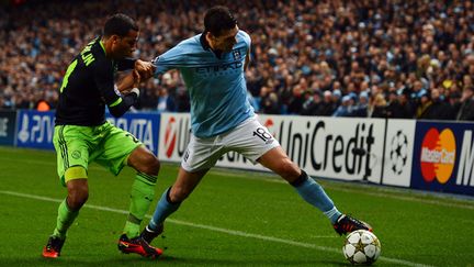 Ricardo Van Rhijn (Ajax Amsterdam) tente de stopper Gareth Barry (Manchester City)