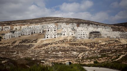 La colonie juive de Givat Zeev, au nord de J&eacute;rusalem, o&ugrave; Isra&euml;l a annonce la construction de nouveaux logements le 25 novembre 2013. (MENAHEM KAHANA / AFP)