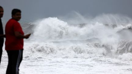 Après avoir frappé l'île de La Réunion le 2 février 2022, le cyclone poursuit sa route vers Madagascar en se renforçant. (RICHARD BOUHET / AFP)