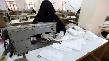 Des femmes au Yemen dans la plus ancienne usine de textile de Sanaa réalisent des masques, le 16 mars 2020 (MOHAMMED HUWAIS / AFP)