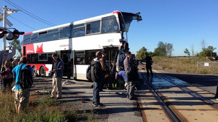 L'avant du bus a &eacute;t&eacute; arrach&eacute; par un train, sur ce passage &agrave; niveau d'Ottawa (Canada). (TERRY PEDWELL / AP / SIPA)