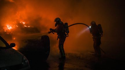 Les pompiers ont dû intervenir à de nombreuses reprises au cours de la manifestation des "gilets jaunes" le samedi 1er décembre 2018. (ALAIN JOCARD / AFP)