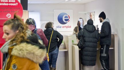 Des personnes attendent à Pôle emploi à Gap (Hautes-Alpes), le 9 février 2023. (THIBAUT DURAND / HANS LUCAS / AFP)