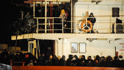 Des migrants &agrave; bord du cargo "Blue Sky M" le 31 d&eacute;cembre 2014 &agrave; leur arriv&eacute;e dans le port de Gallipoli (Italie). (NUNZIO GIOVE / AFP)