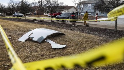 Les débris d'un Boeing 777 dans un jardin de Broomfield (Colorado, Etats-Unis), le 20 février 2021. (MICHAEL CIAGLO / GETTY IMAGES NORTH AMERICA / AFP)