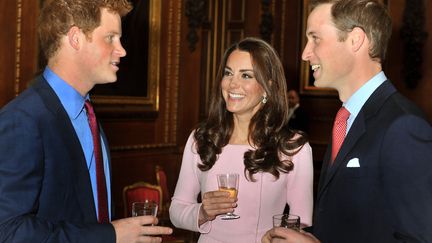 le prince Harry, Kate et son &eacute;poux le&nbsp;prince William, lors d'une r&eacute;ception au ch&acirc;teau de Windsor,&nbsp;le 18 mai 2012. (JOHN STILLWELL / AFP)