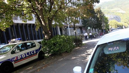 Cinq policiers d'Échirolles, près de Grenoble en Isère, ont été placés en garde à vue samedi 29 octobre, après avoir&nbsp;abattu la veille un forcené de 52 ans qui les aurait menacés avec une machette. (CHRISTOPHE AGOSTINIS / MAXPPP)