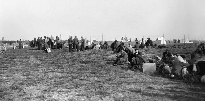 Des réfugiés espagnols fuyant le régime franquiste s'installent dans le camp d'Argelès-sur-Mer en janvier 1939.
 (AFP)