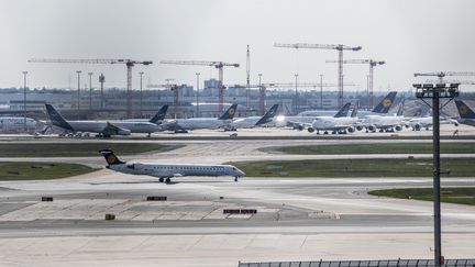 Des avions de la Lufthansa et de Staralliance à l'arrêt, à l'aéroport de Francfort, en Allemagne, le 16 mars 2020. (TORSTEN SILZ / AFP)