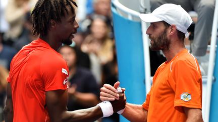 Gaël Monfils serre la main de Stéphane Robert (PAUL CROCK / AFP)