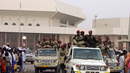 La garde présidentielle devant le siège du Parlement à N'djamena, le 1er mai 2006.&nbsp; (ISSOUF SANOGO / AFP)