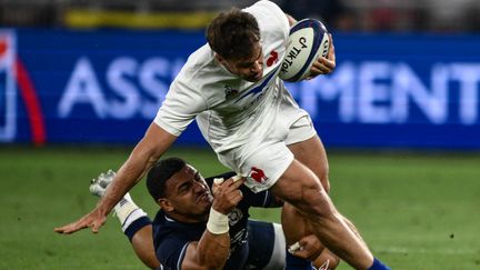 Damian Penaud s'arrache pour échapper à un placage écossais, le samedi 12 août à Saint-Etienne. (JEFF PACHOUD / AFP)