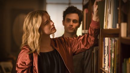 Un coup de foudre vénéneux de Penn Badgley pour Elizabeth Lail. (NETFLIX)