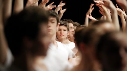 Des élèves de l'école de danse de l'Opéra de Paris. (JEAN-BAPTISTE QUENTIN / MAXPPP)