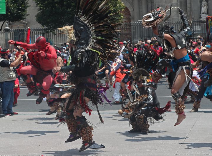 Le 12 août 2021 à Mexico, des&nbsp;hommes réalisent une danse traditionnelle aztèque.&nbsp; (MARIO GUZMAN / EFE)