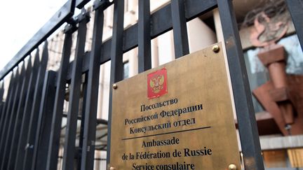 La grille de l'ambassade de Russie à Paris. (ALAIN JOCARD / AFP)