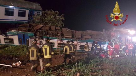 Cliché partagé par les pompiers italiens sur Twitter, montrant un wagon du train reliant Turin et Ivrea renversé après une collision avec un poids lourd, mercredi 23 mai 2018. (VIGILI DEL FUOCO / TWITTER)