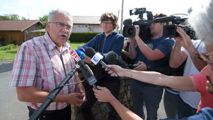 Aumontzey est une nouvelle fois divisé par l'affaire Grégory. Certains, comme le maire, Philippe Petitgenet (ci-contre), doutent de l'implication de Marcel et Jacqueline Jacob, 72 ans, mis en examen et écroués. (PATRICK HERTZOG / AFP)