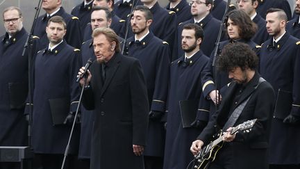 Le 10 janvier 2016, Place de la République, Johnny Halliday chante "Un dimanche de janvier" en hommage aux victimes des attentats de janvier et novembre 2015.
 (THOMAS SAMSON / AFP)