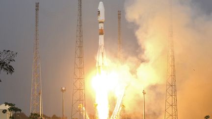 La fus&eacute;e russe Soyouz lors du lancement des deux premiers satellites de Galileo, le 21 octobre 2011, &agrave; Kourou, en Guyane.&nbsp; ( BENOIT TESSIER / REUTERS )