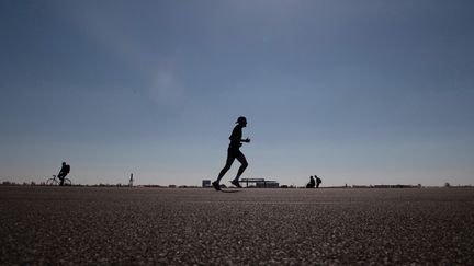 Avec le dérèglement climatique, les fortes chaleurs pourraient faire baisser la pratique sportive. (PAUL ZINKEN / DPA via AFP)