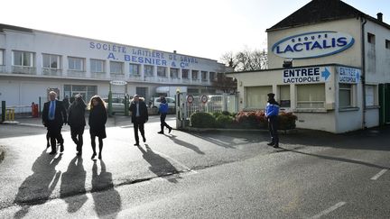 Des enquêteurs au siège du groupe Lactalis à Laval (Mayenne), le 17 janvier 2018. (JEAN-FRANCOIS MONIER / AFP)