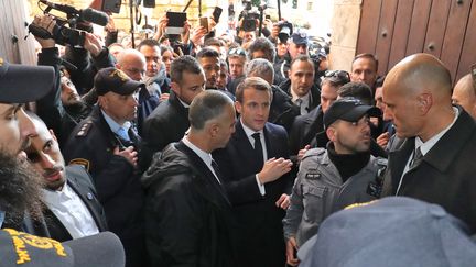 Le président français Emmanuel Macron visite l'église Sainte-Anne, à Jérusalem, le 22 janvier 2020, et recadre des agents des forces de sécurité israéliennes. (LUDOVIC MARIN / AFP)